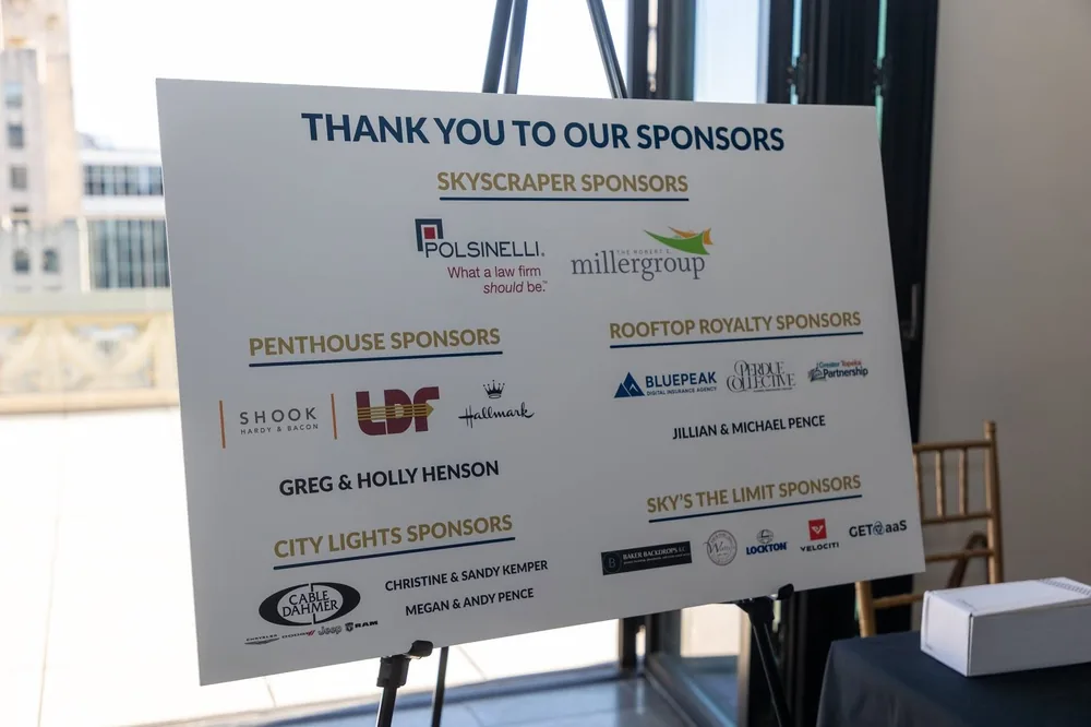 Junta de patrocinadores de Elevate: A Night Above the City, que incluye a BluePeak Digital Insurance Agency entre los patrocinadores de Rooftop Royalty.
